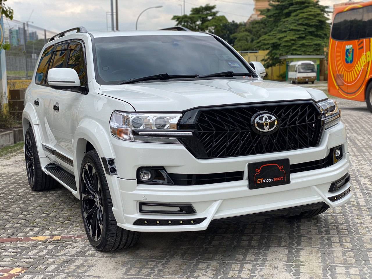 Toyota Land Cruiser Installed FJ200 Facelift Conversion Bodykit Set