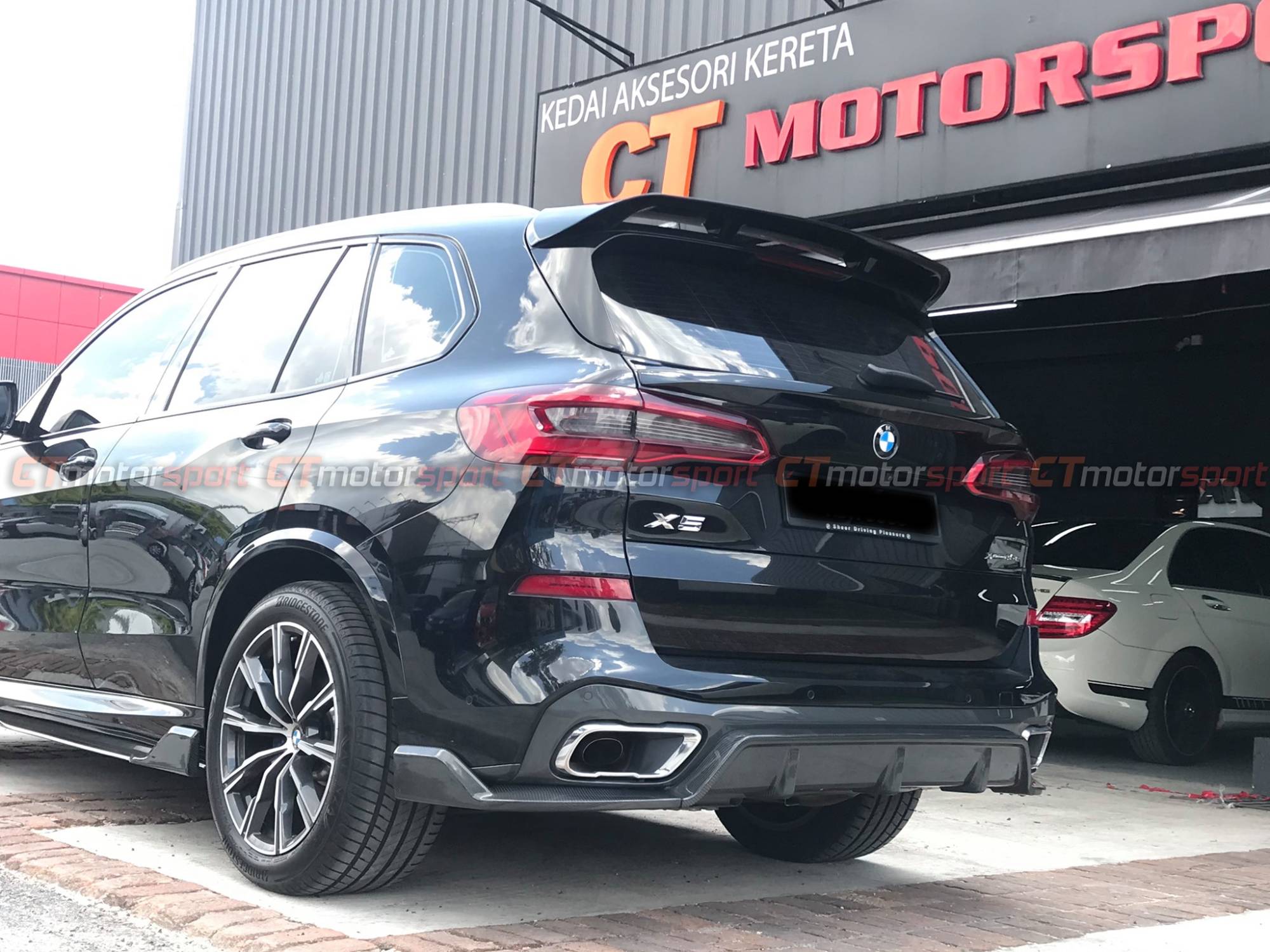 BMW G05 [X5] Installed MPerformance Carbon Fiber Kit