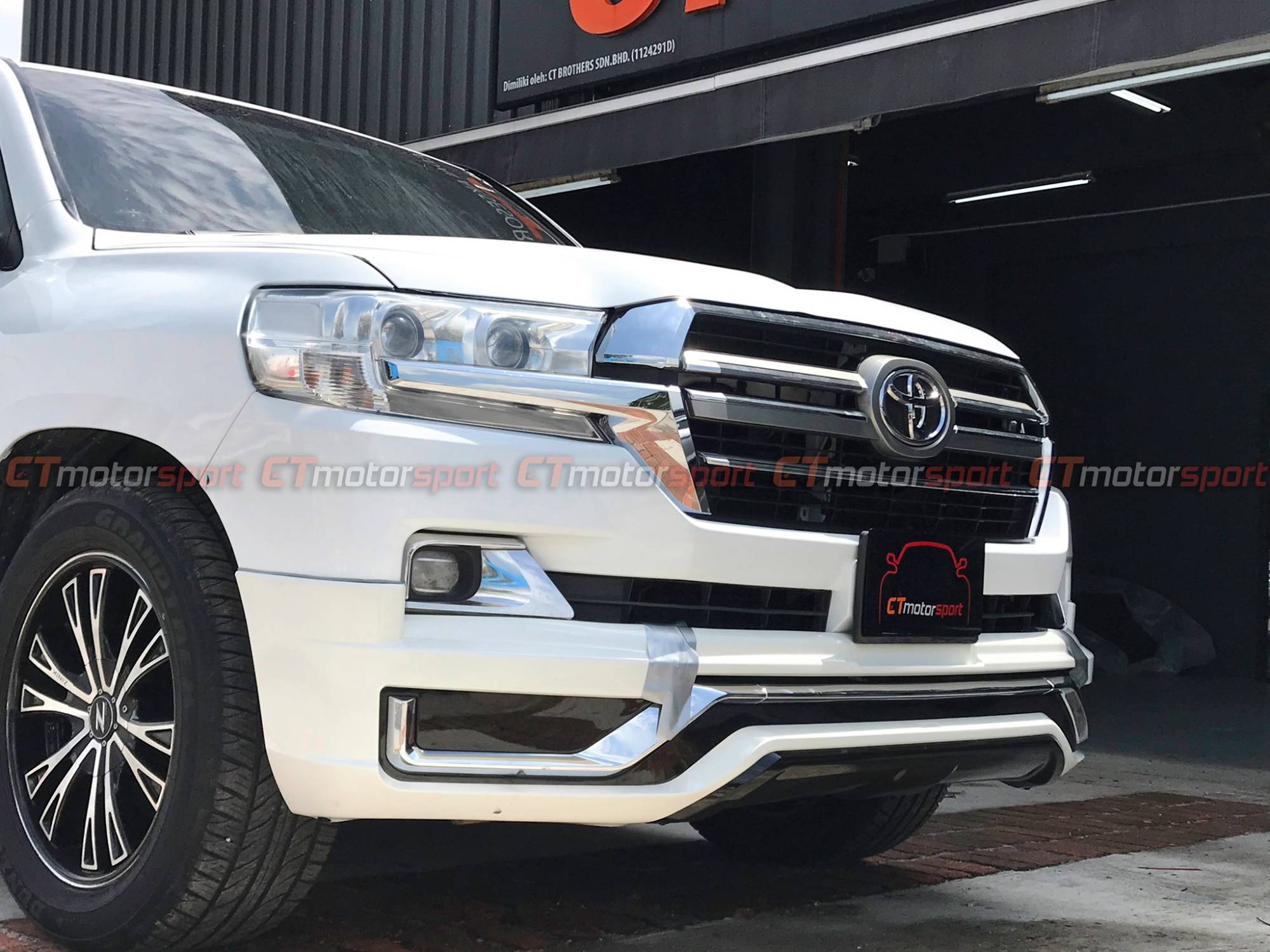 Toyota Land Cruiser FJ200 Installed Modellista Aero Kit