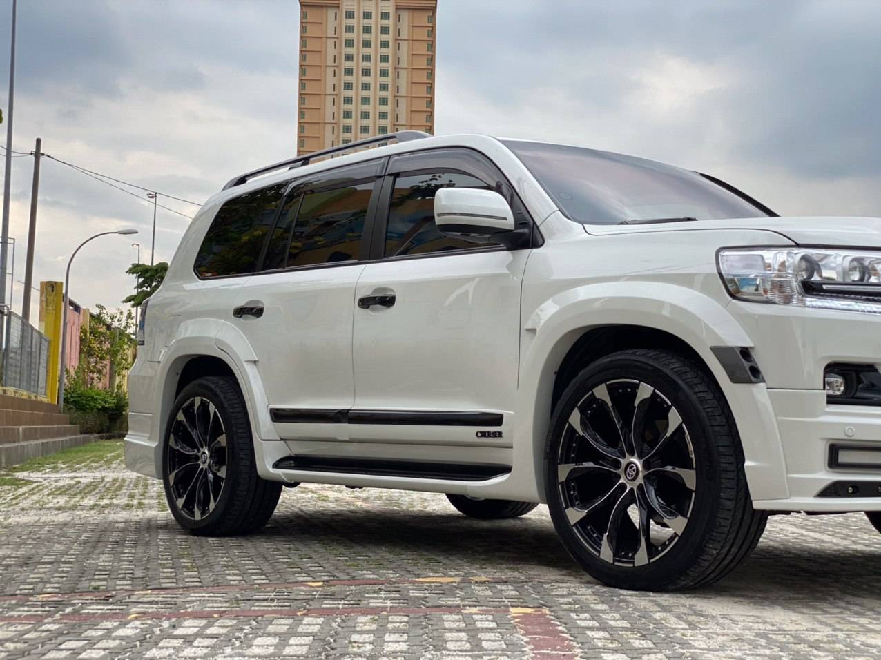 Toyota Land Cruiser FJ200 Installed Side Step Running Board