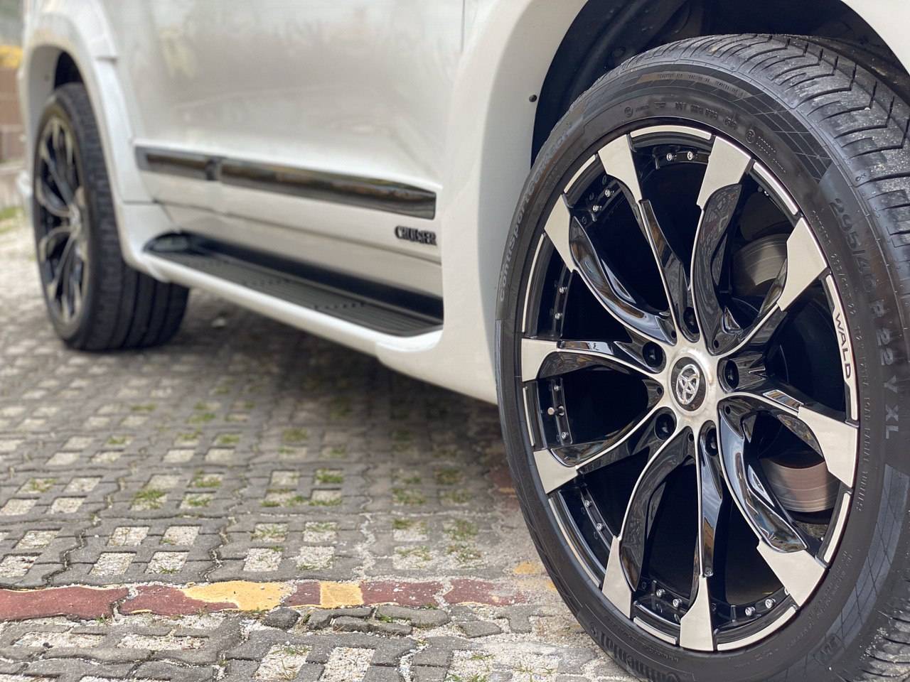 Toyota Land Cruiser FJ200 Installed Side Step Running Board