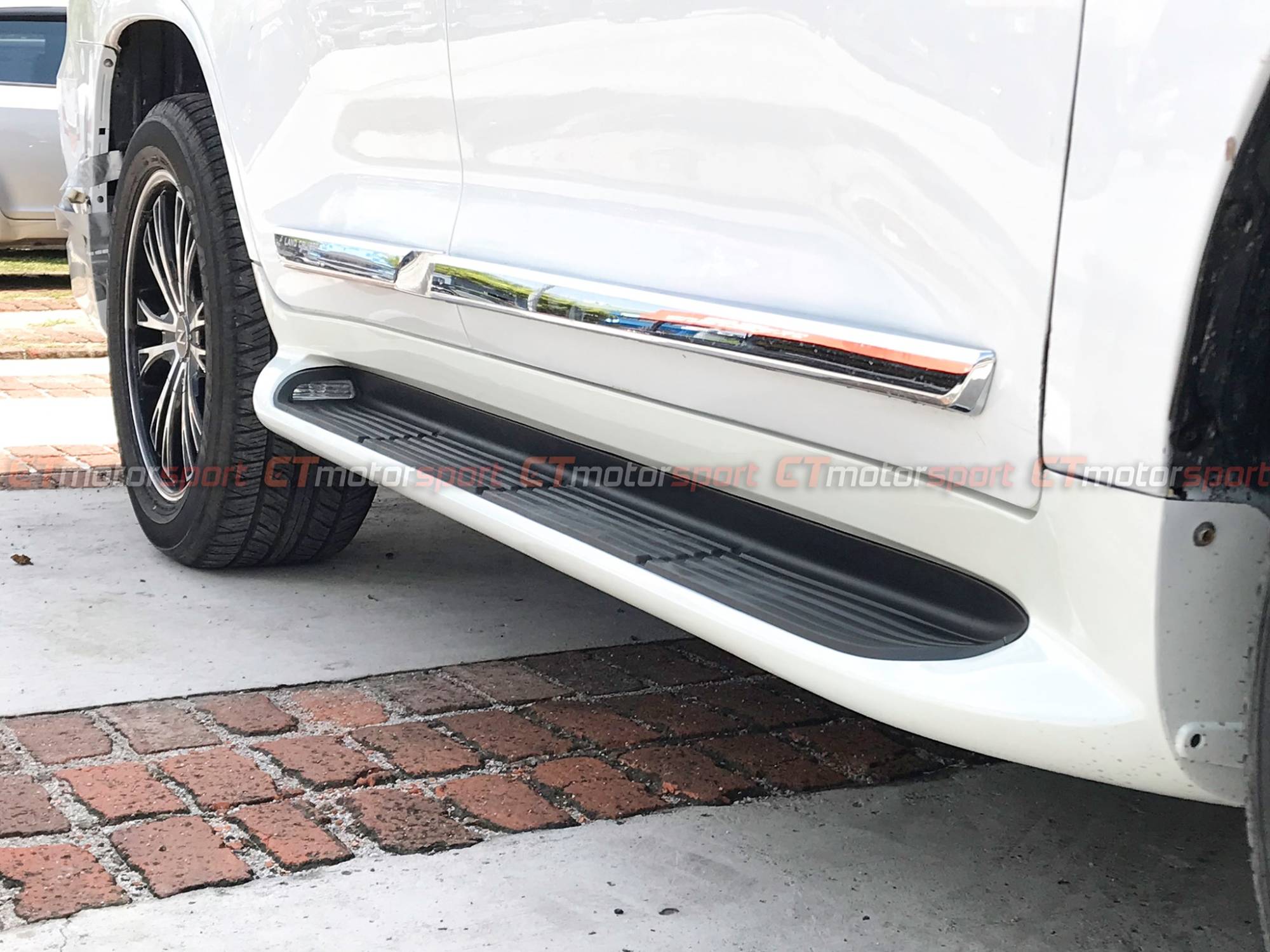 Toyota Land Cruiser FJ200 Installed Side Step Running Board