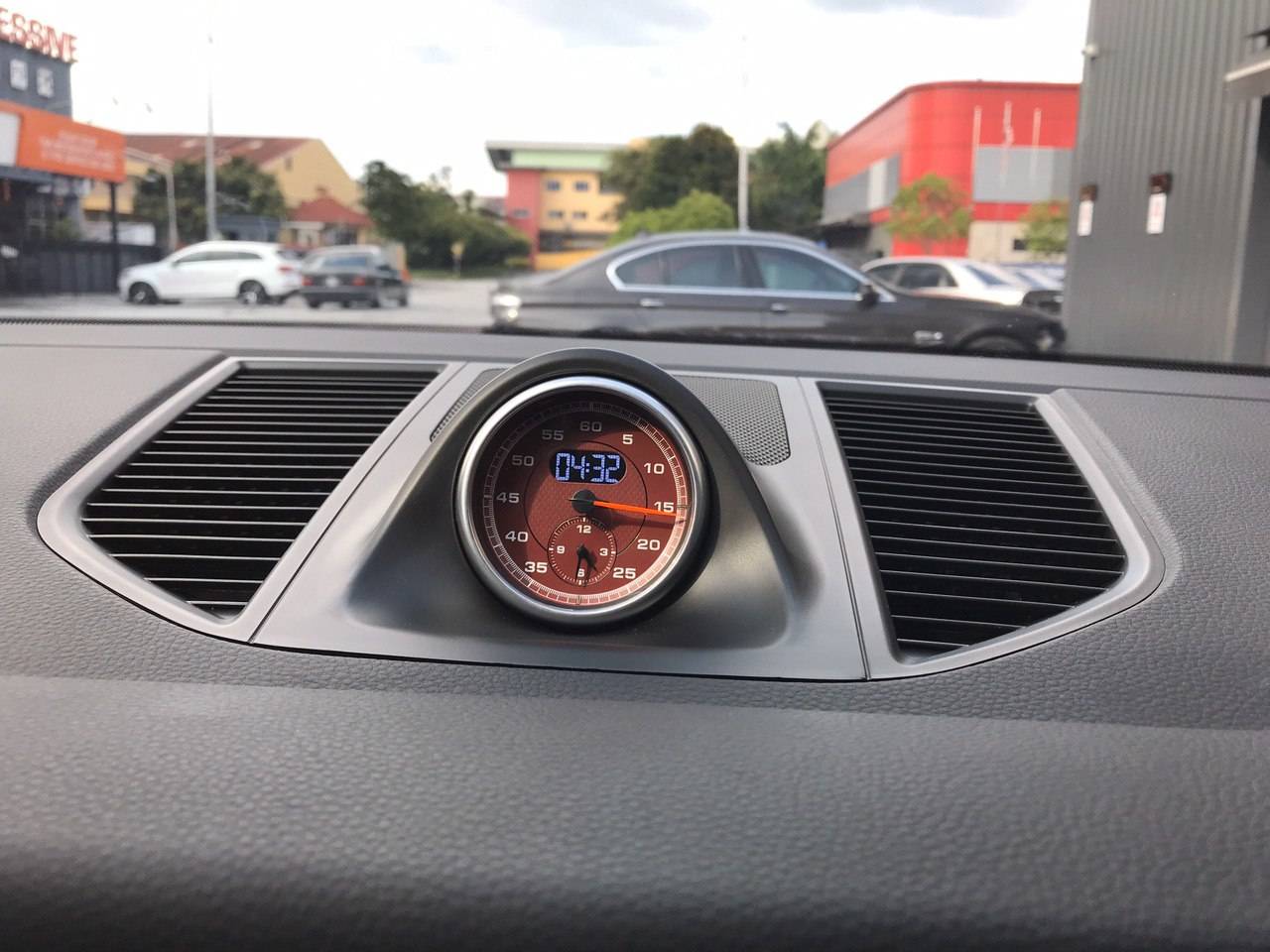 Porsche Macan PreFacelift Installed Dashboard Analog Clock