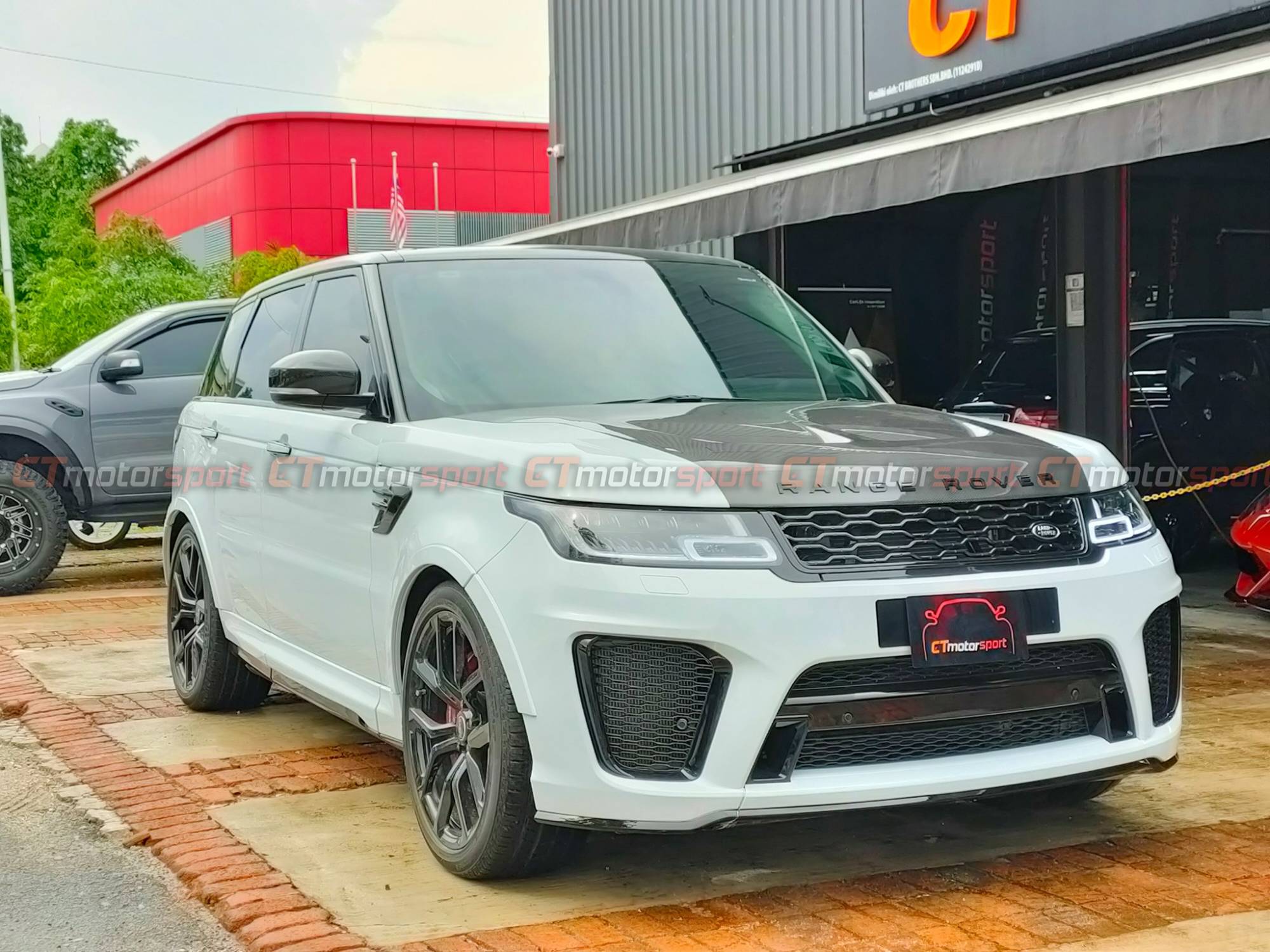 RANGE ROVER SPORTS SVR Installed Carbon Fiber Side Mirror Cover
