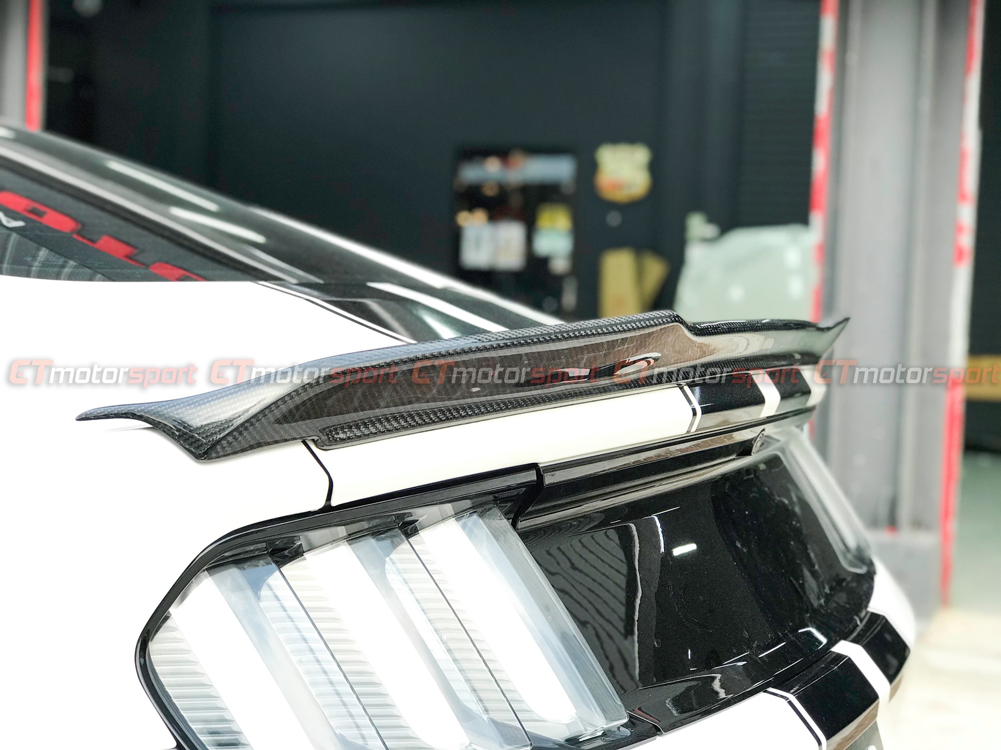 Ford Mustang 2.3 / 5.0 Installed V Long Style Carbon Fibre Spoiler