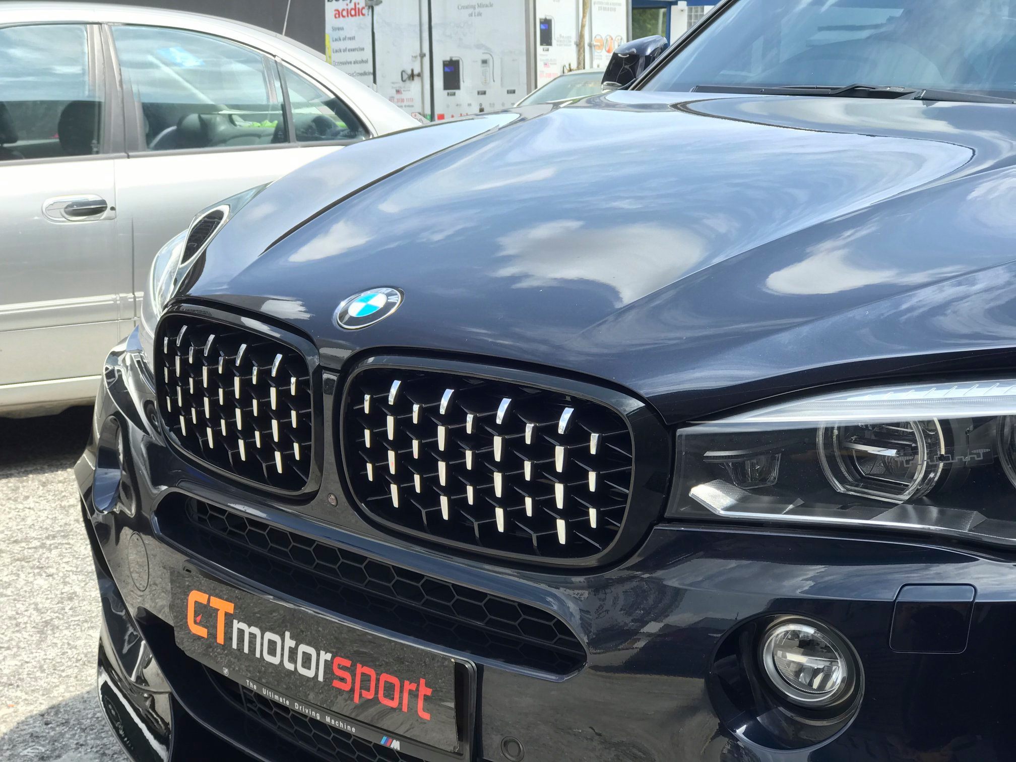 BMW F15 X5 Installed Diamond Front Grill Gloss Black