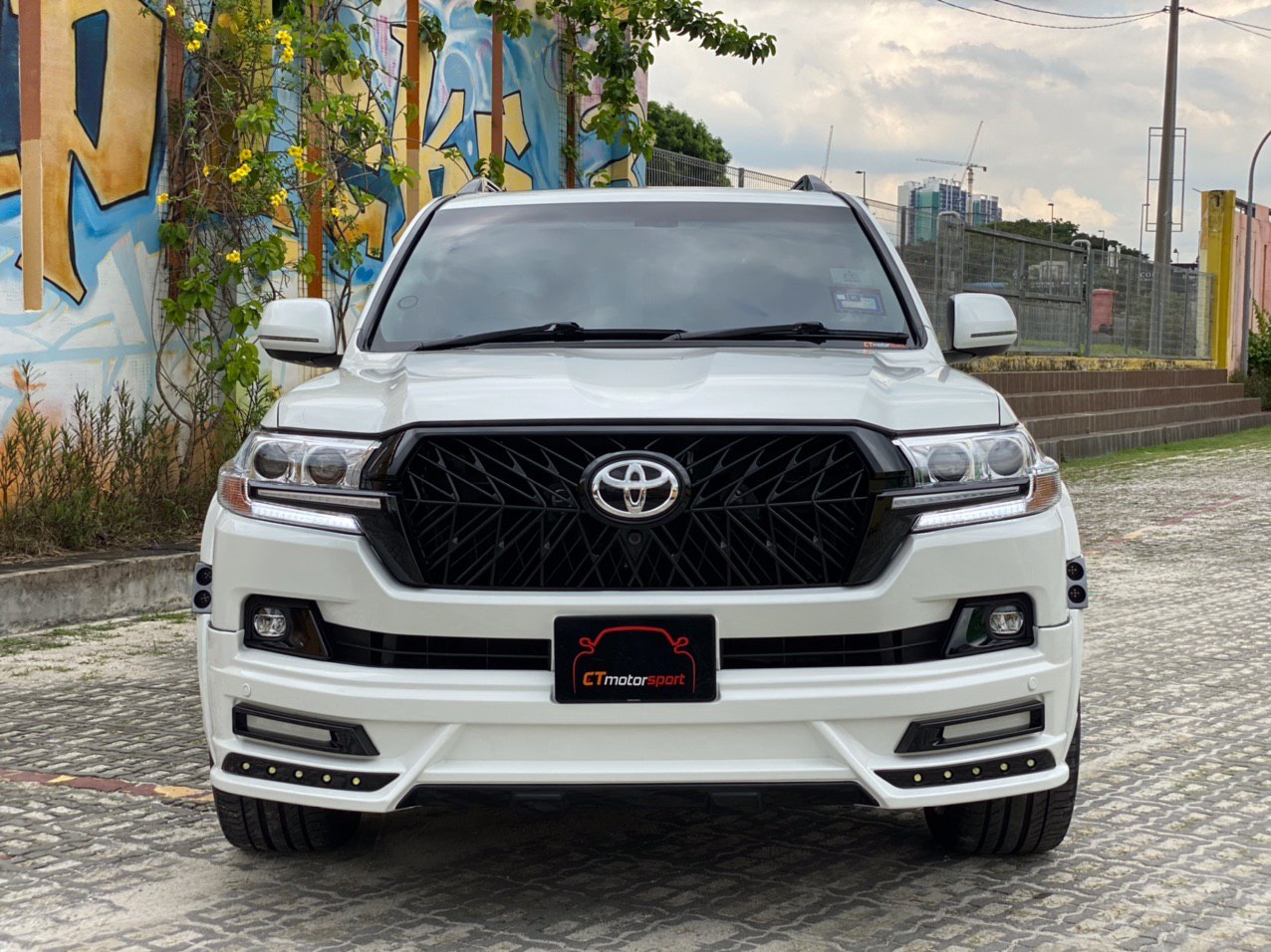 Toyota Land Cruiser FJ200 Installed TRD Style Front Grill