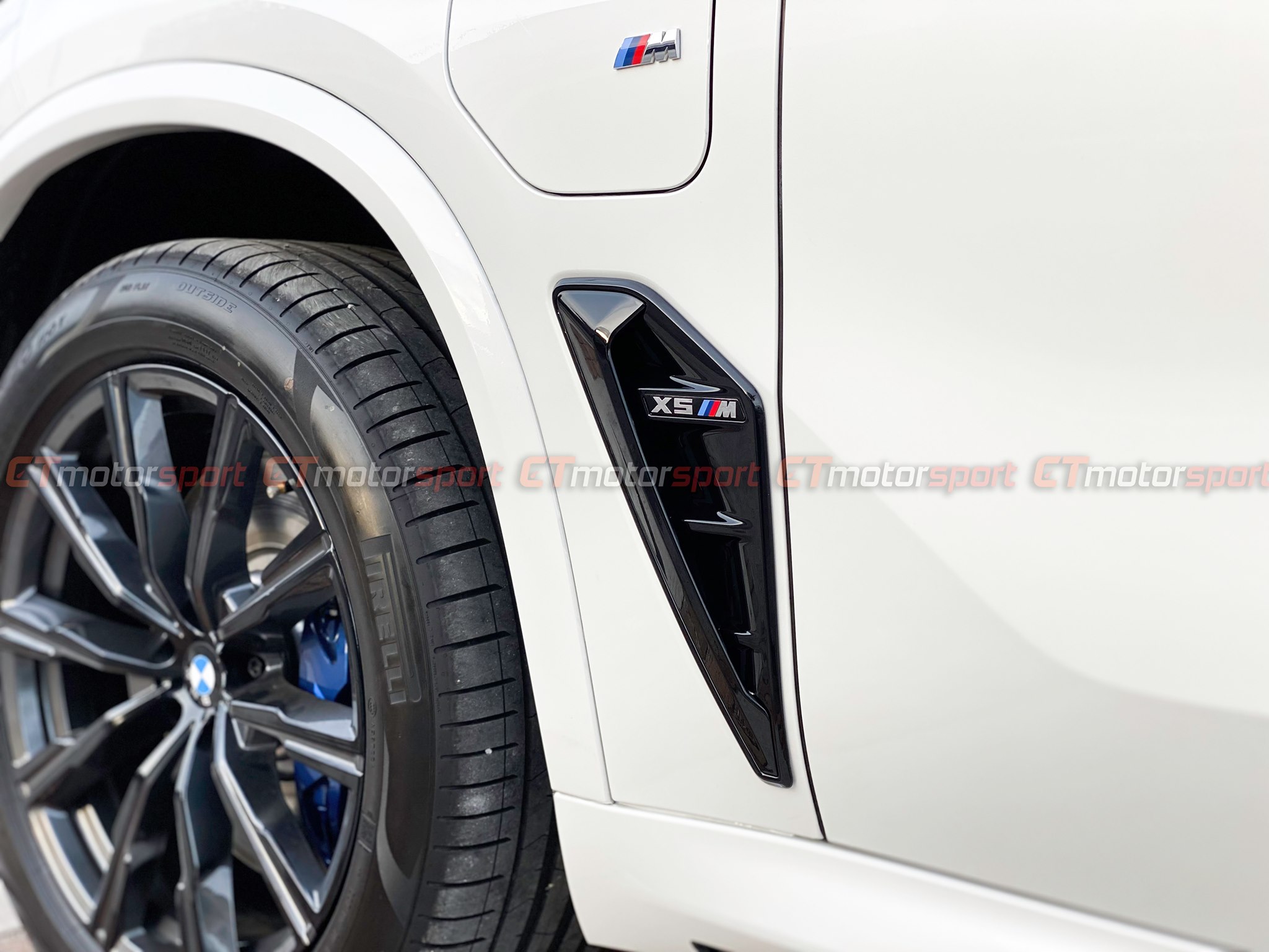 BMW X5 G05 Installed X5M Airvent Side Fender Gloss Black