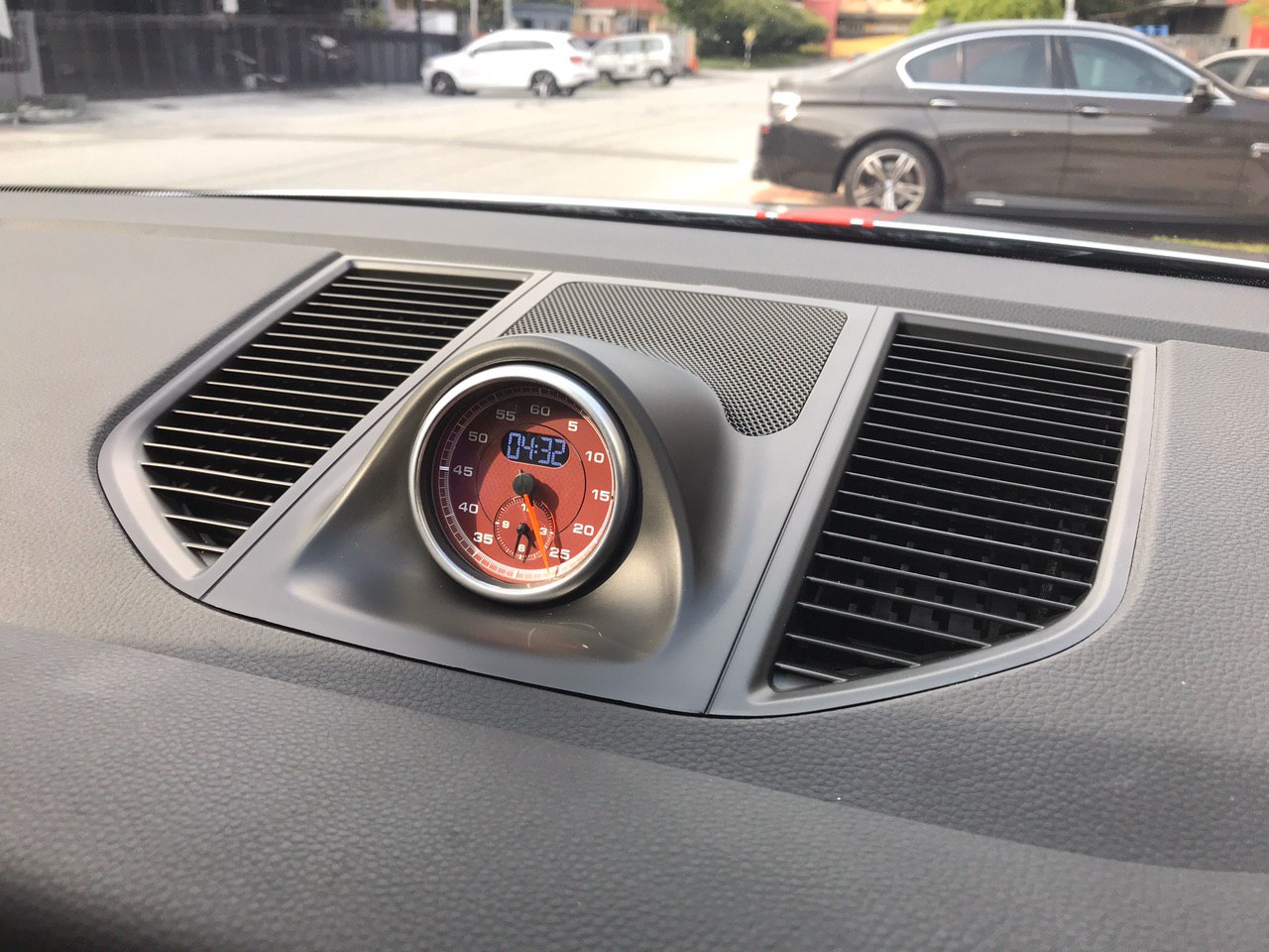 Porsche Macan Pre-Facelift Installed Dashboard Analog Clock