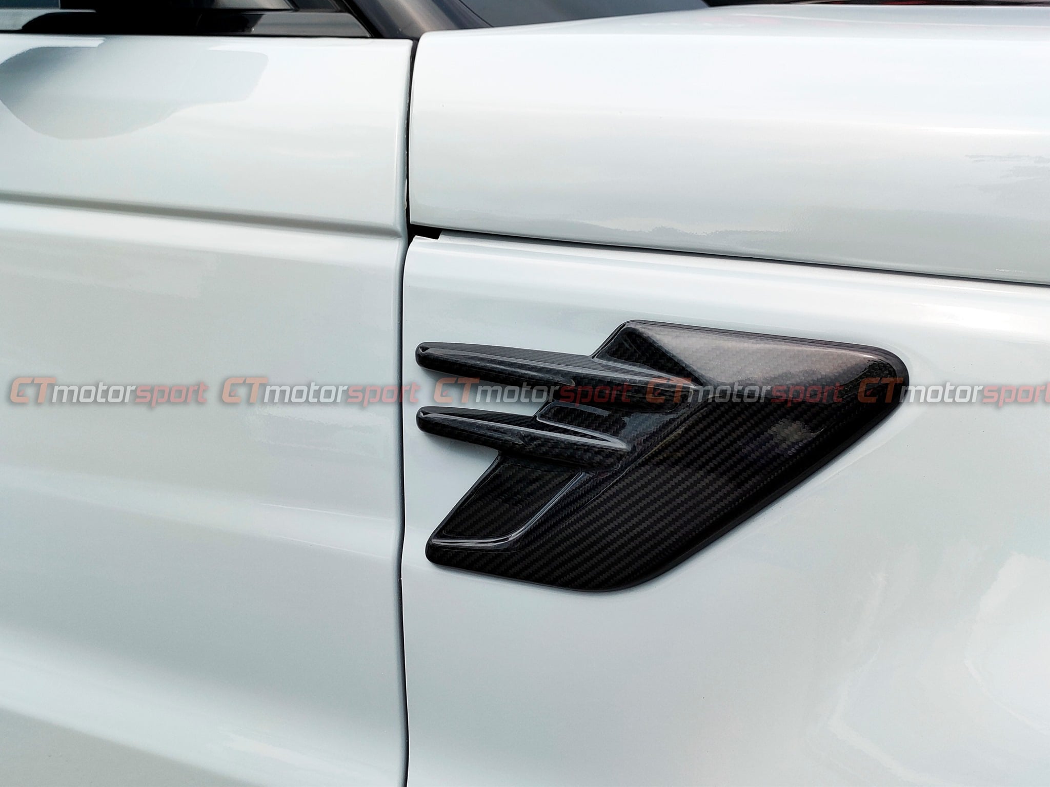 Range Rover Sports SVR Installed Carbon Fiber Side Air Vent
